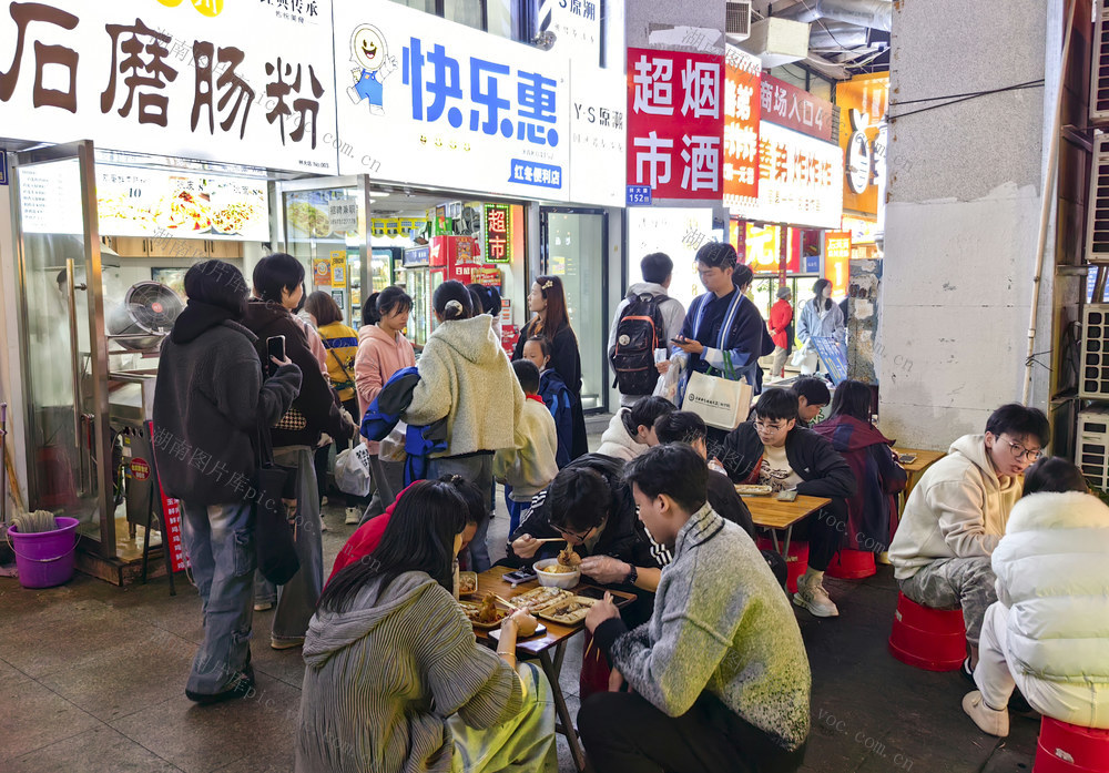 夜经济  夜间消费  美食          
  常青藤夜市  