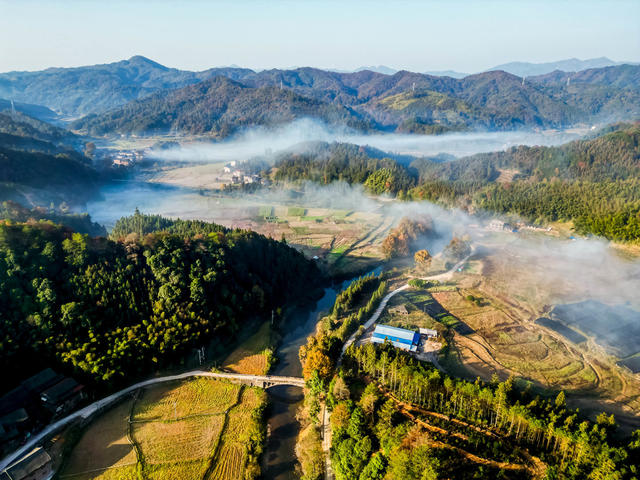 山乡 晨雾 公路 河流 田园 民居 阳光 美丽 画卷