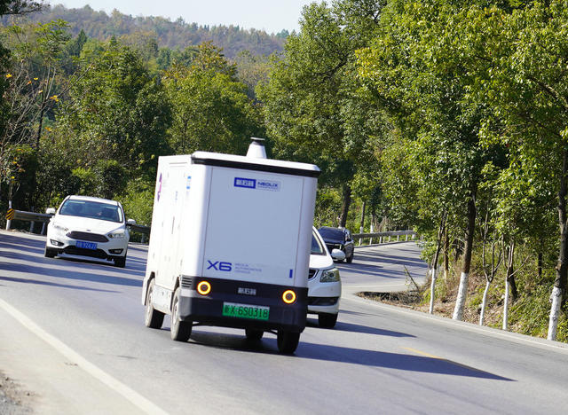 无人驾驶快递车上路隆回乡村（图）

11月25日，湖南省隆回县周旺镇乡村公路上，无人驾驶快递车来回奔波送货忙。今年10月来，该县各乡镇陆续引入无人驾驶快递车，送货效率提升30%左右。打开手机，选择路线，这些车就会到达指定送货地点。