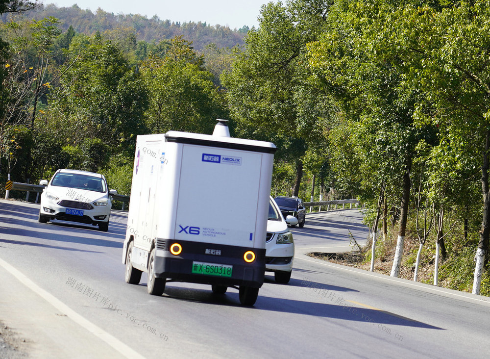 无人驾驶快递车上路隆回乡村（图）

11月25日，湖南省隆回县周旺镇乡村公路上，无人驾驶快递车来回奔波送货忙。今年10月来，该县各乡镇陆续引入无人驾驶快递车，送货效率提升30%左右。打开手机，选择路线，这些车就会到达指定送货地点。