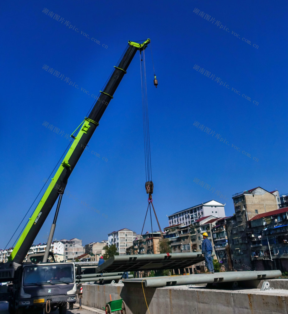 吊装挡水闸门忙