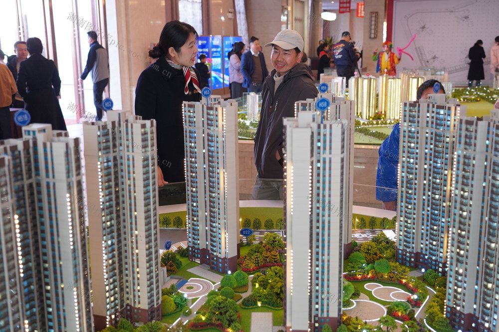 刺激房地产市场（图）

11月30日，湖南省隆回县辰河世家售楼部，市民在选购商品房、商铺。近期，该县采取提质创新、酬宾惠民等举措，刺激房地产市场消费。