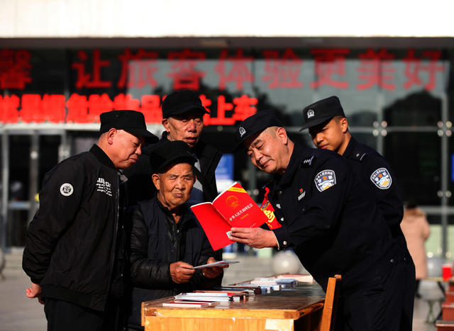 吉首铁警广泛开展宪法宣传活动