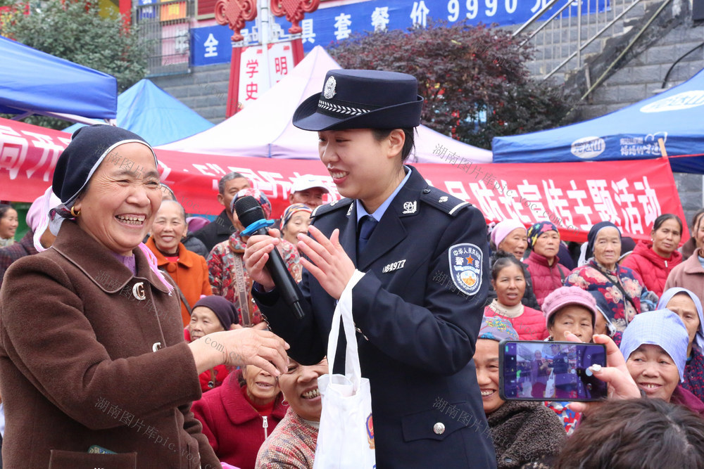 警民互动 反诈宣传 民警普法 志愿者日 广场活动