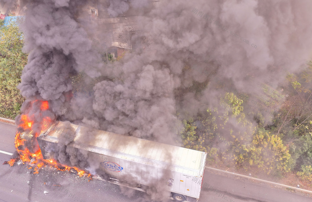 交通 卡车 着火 