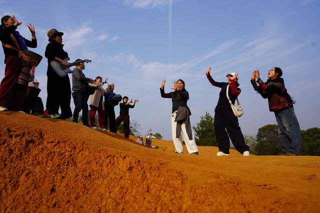 隆回黄土高坡迎游客（图）

12月9日，湘窖隆回洞藏酒庄旁的黄土高坡上，游客在尽情玩耍。近年来，该酒庄利用天然地理优势和洞藏独特风光，坚持产业和旅游融合发展，经济效益、社会效益双丰收。