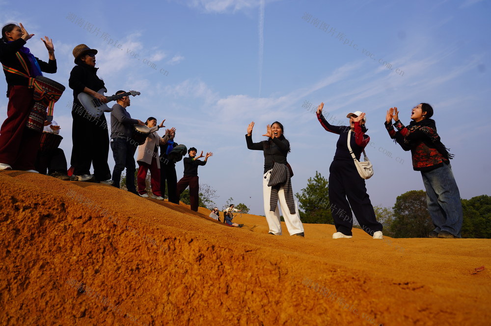 隆回黄土高坡迎游客（图）

12月9日，湘窖隆回洞藏酒庄旁的黄土高坡上，游客在尽情玩耍。近年来，该酒庄利用天然地理优势和洞藏独特风光，坚持产业和旅游融合发展，经济效益、社会效益双丰收。