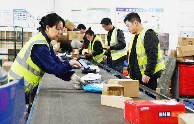 快递分拣备战“双12”