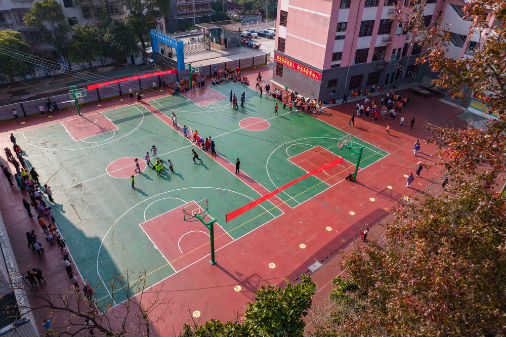 通道    小学生   球赛