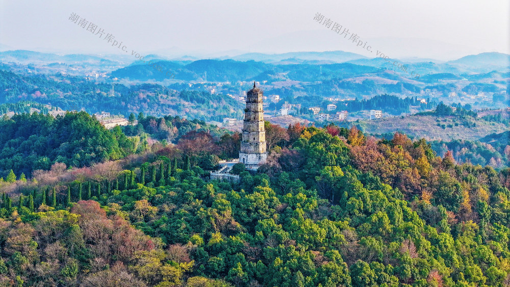 冬景  色彩斑斓  古塔  如画