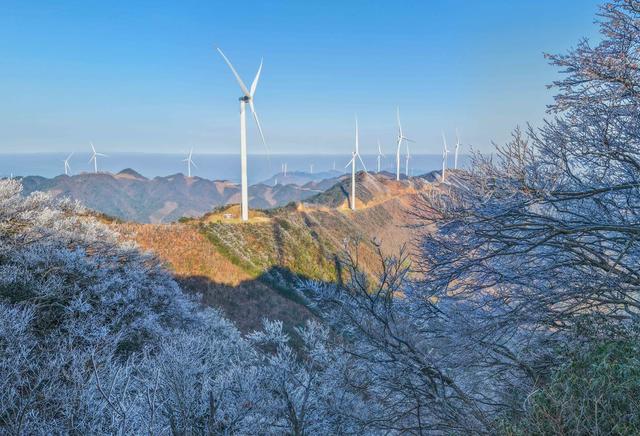 湖南永州：山巅风电如画卷