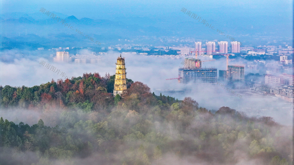 云雾  缭绕  古塔  生态  城市