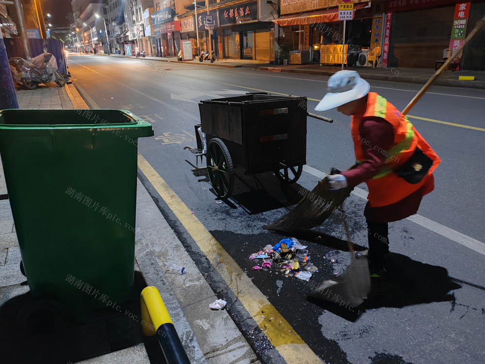 湖南桂东 凌晨 整洁 环卫工人