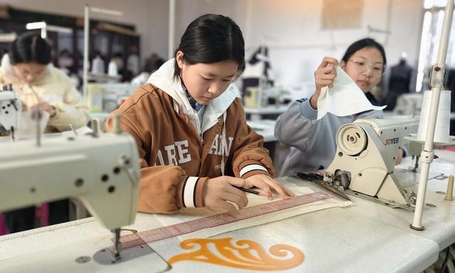 职业 中专 学生 就业 走俏  市场