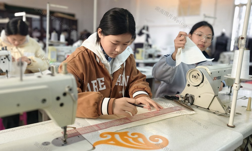 职业 中专 学生 就业 走俏  市场