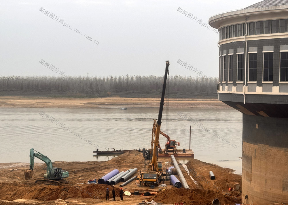 水厂湘江取水点清理疏通及管道加装  确保枯水季节安全供水