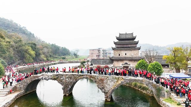  奔跑山水间