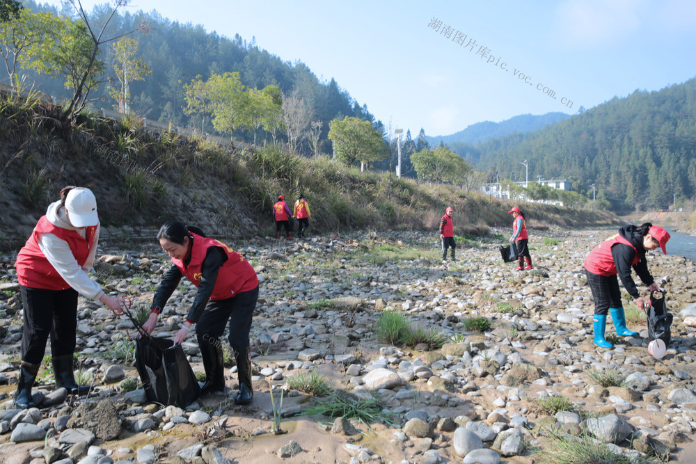 湖南桂东 志愿者 沤江滩头  “生态守护者” 白色垃圾