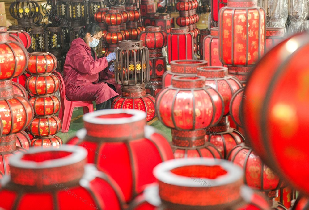 湖南道县：赶制灯笼供应市场