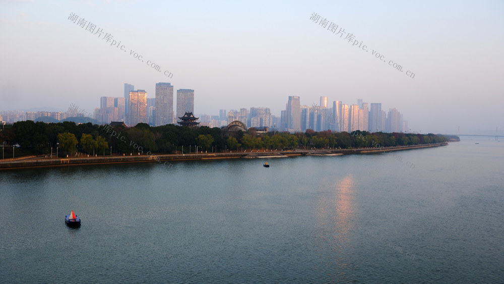 湘江两岸 ，冬景如画