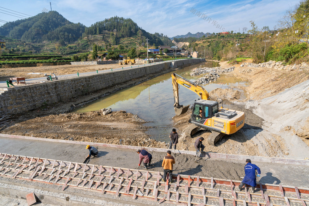 洞修水利    疏浚河道   建设“河美”乡村
