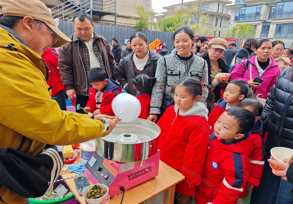   凤凰县  九里边城幼儿园 开展  烟火满园‘童’迎元旦”主题活动   民族文化宣传 民俗体验爱心墙许愿