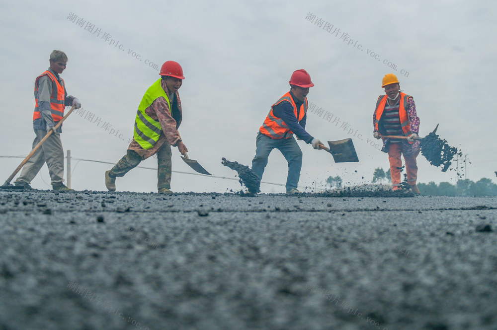 湖南道县：修公路 惠民生 