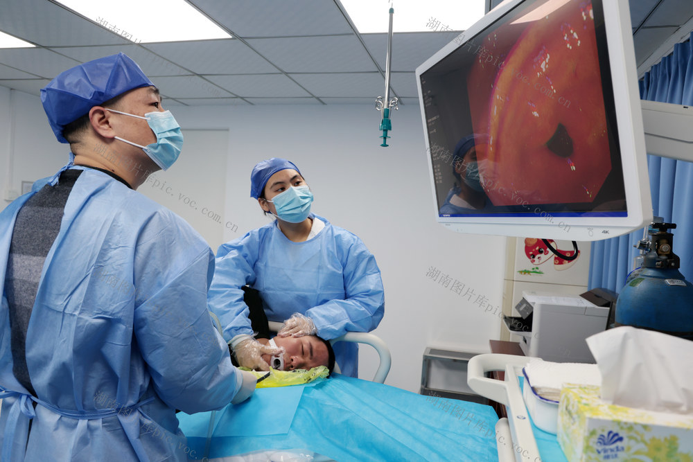 医护人员坚守岗位守护健康