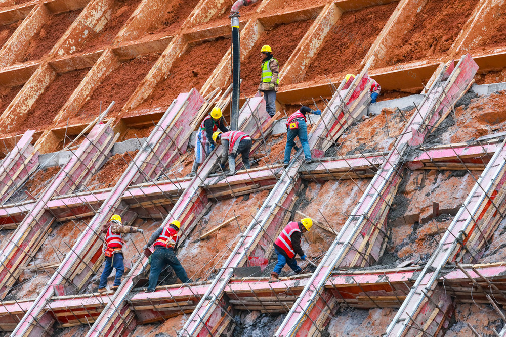 元旦  假期  坚守  岗位  高速  建设