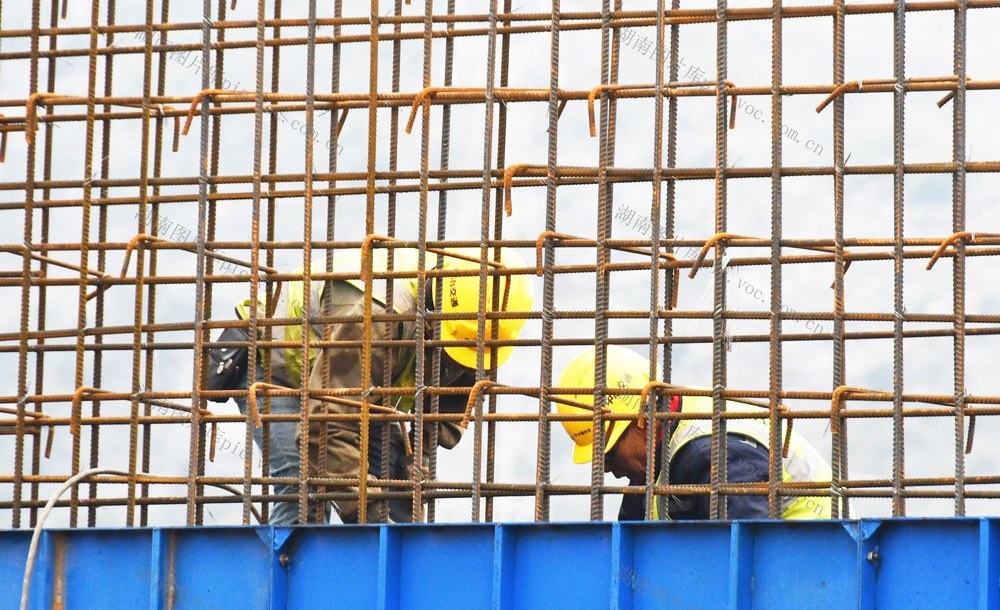  坚守岗位过假期