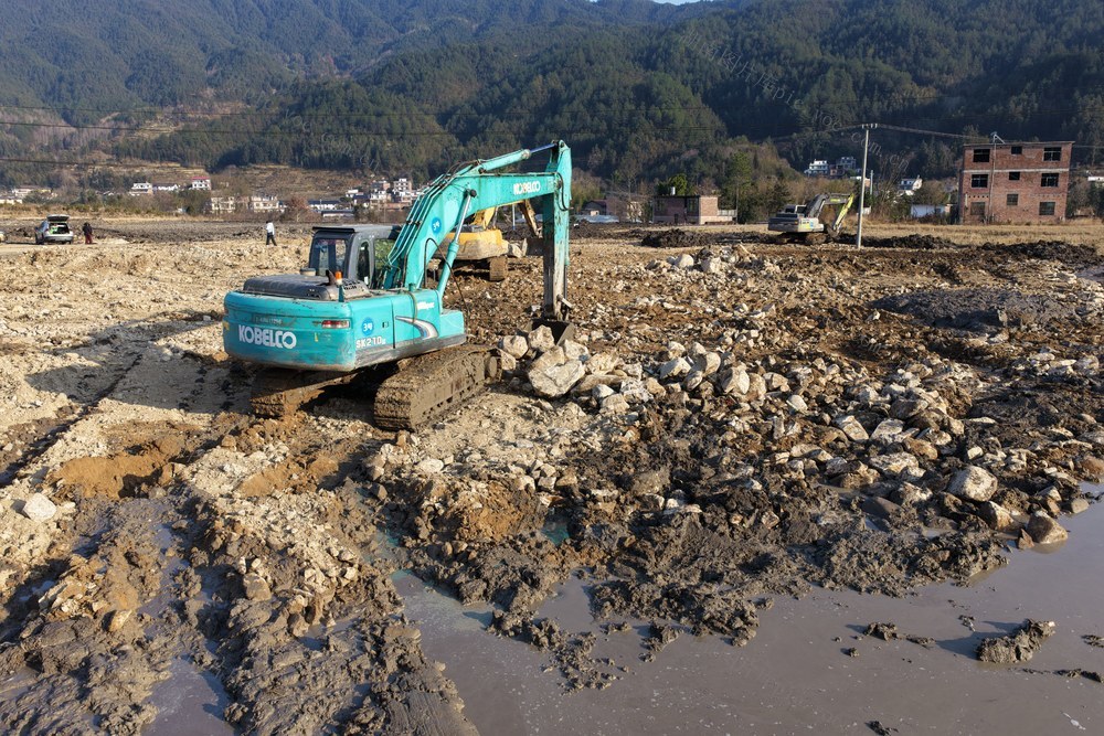 湖南桂东：冷浸田  产业 改造  挖掘机