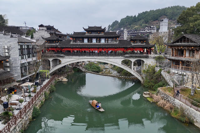 元旦 假期 游客 古镇