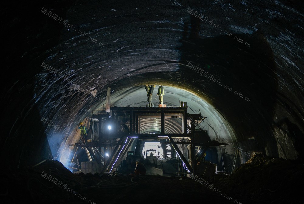 湖南永州：坚守岗位施工忙