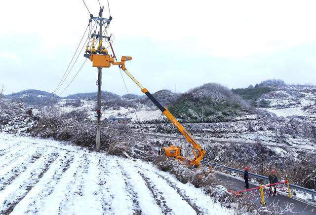湘西 龙山 雪中带电消缺  保供电 