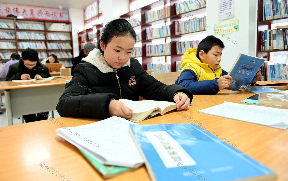 阅读，假日，图书馆，假期生活，书籍，市民，学生，阅览室，书店，书屋