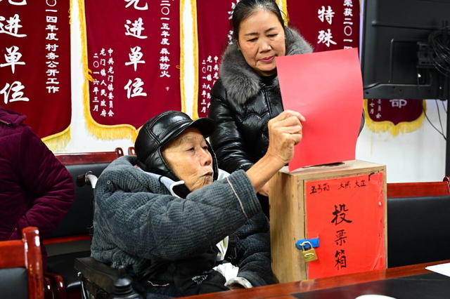 《身残志坚，选举履责》