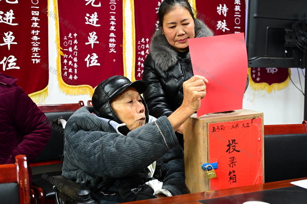 《身残志坚，选举履责》