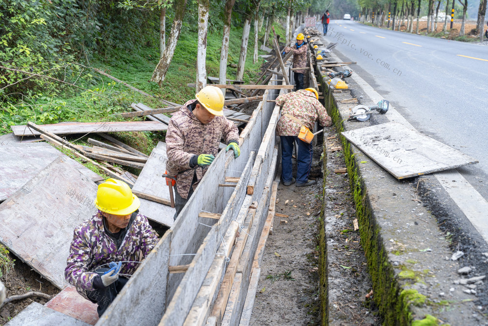 寒冬护路施工忙