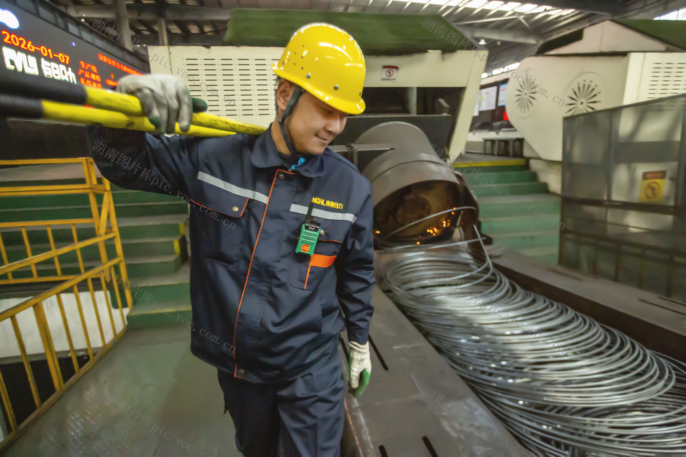 企业，车间，钢材，冷轧，吐丝，码垛，航车，生产线，智能屏，中控室，开门红，开足马力，订单产品，高延性冷轧带肋钢筋