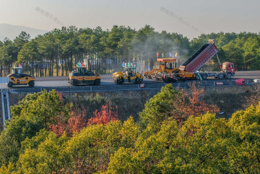 2026年1月8日，湖南省永州市零道高速道县段，工人在铺设沥青面层。