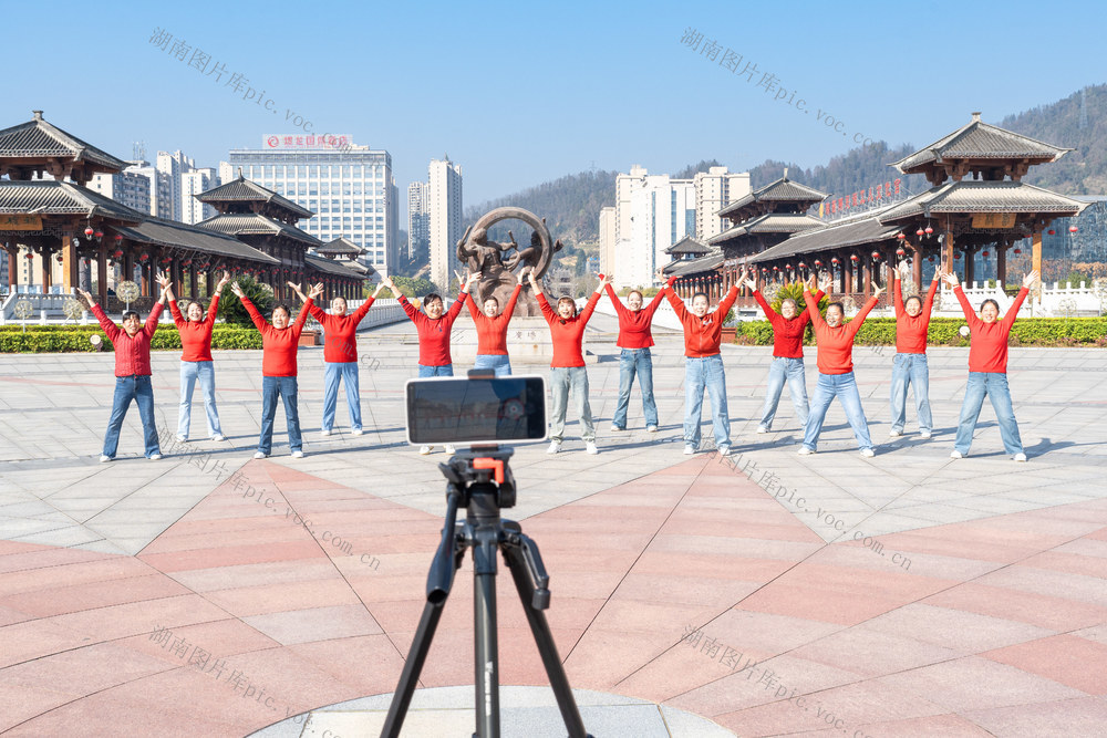 气温持续回暖    乐享冬晴时光