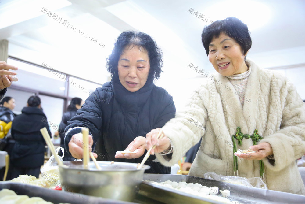 老年生活 老年人 新春 联欢 包饺子 写春联 老年课程 晚年