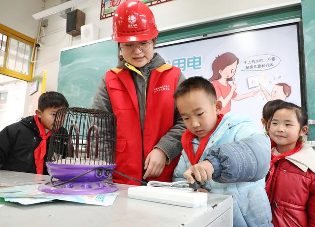 安全用电进校园   暖心服务伴成长