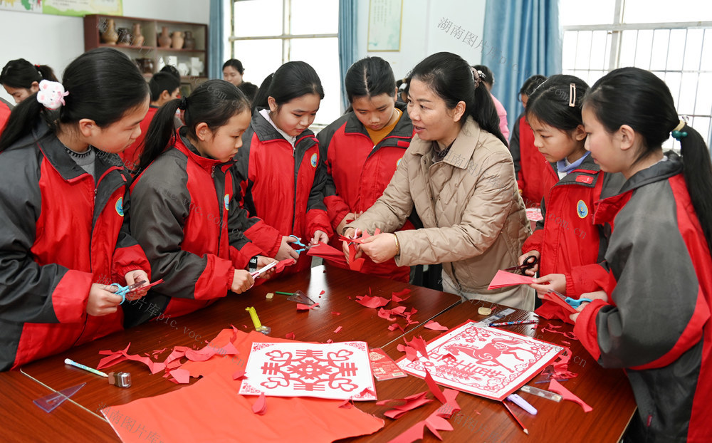 传统文化 剪纸 课后服务 学校 教育 学生 文化 校园生活 传授 老师  文化精髓 传承