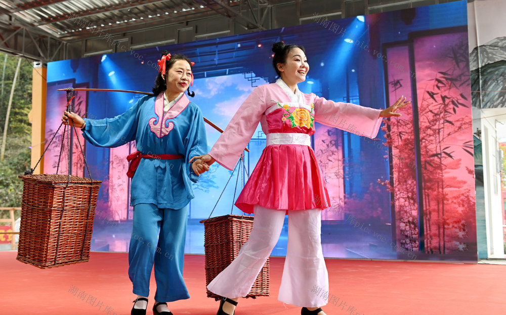 文艺 演出 文化 志愿者 协会 送戏下乡 农村 群众 文化生活 乡村 活动 演员