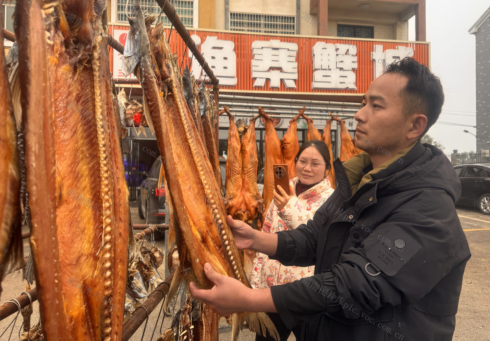 省级特色农业小镇，入选全国农业产业强镇创建名单的鹤龙湖镇    直播销售助力年货市场    腊鱼 等腊制品畅销全国
