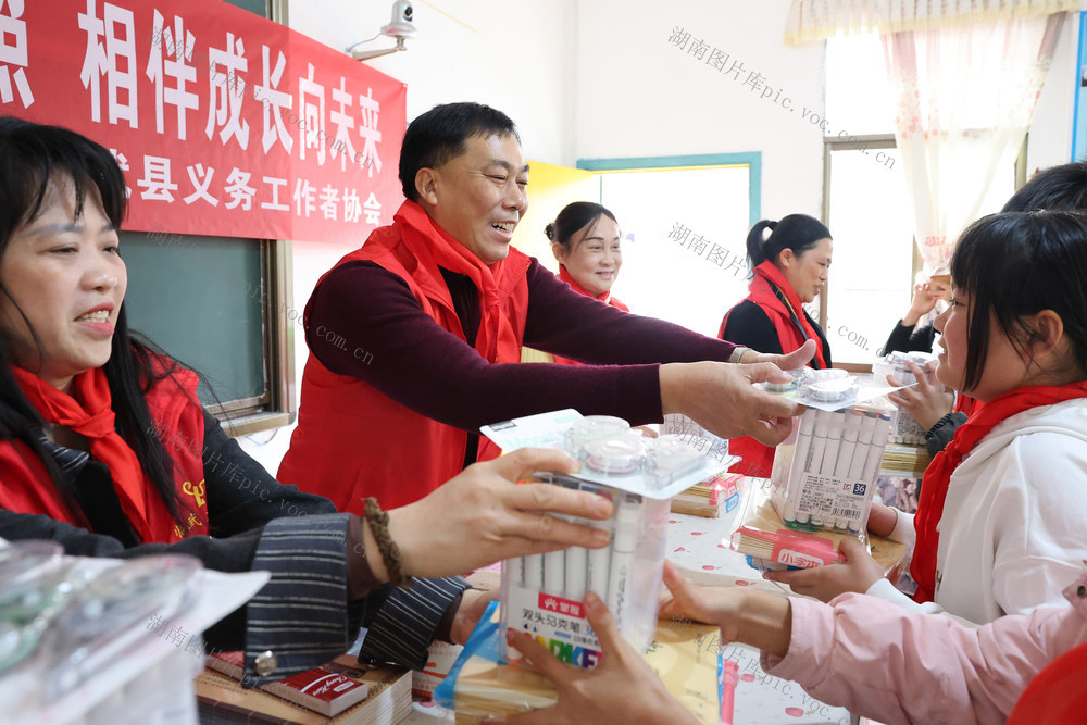 临武县：守护童心送关爱