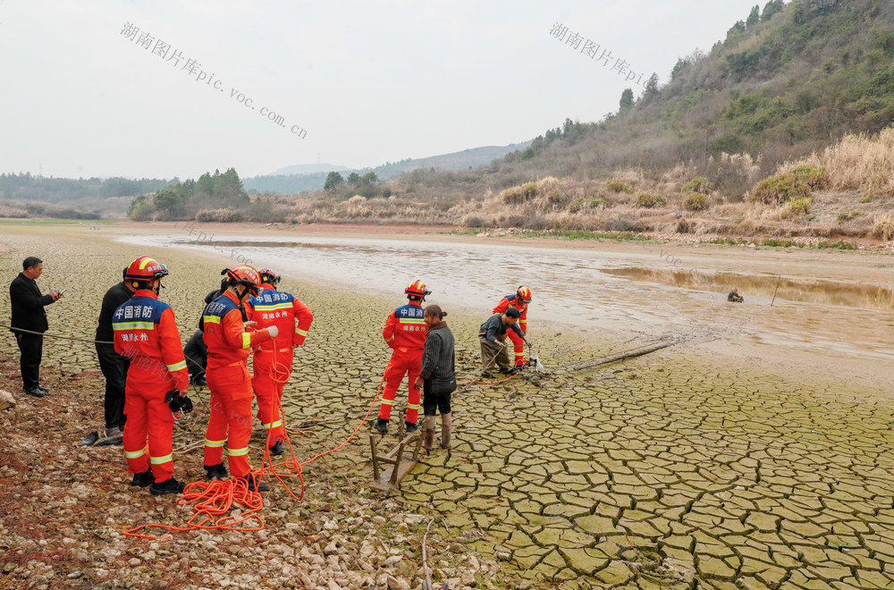 救援  被困  淤泥  老人