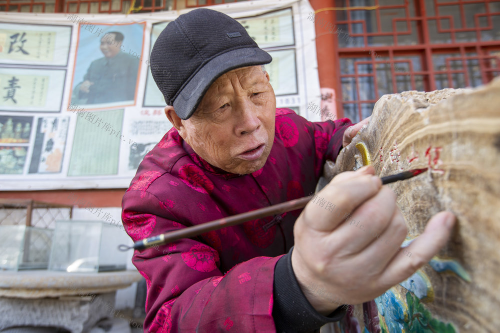 石雕，石刻，石匠，石咕咕，毛笔，墨汁，宣纸，书法家，书法，书写，拓片，古玩，收藏家，摩崖石刻，民间艺人，专利证书 