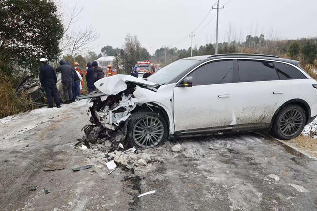 冰雪道路 发生碰撞 2人被困车内 冰雪救援 被困人员 安全救出